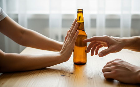 Женщина останавливает мужчину от злоупотребления